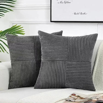 Vierkante kussenhoes van zacht ribfluweel, 45x45 cm, met geribbelde structuur in diverse kleuren en verborgen ritssluiting.