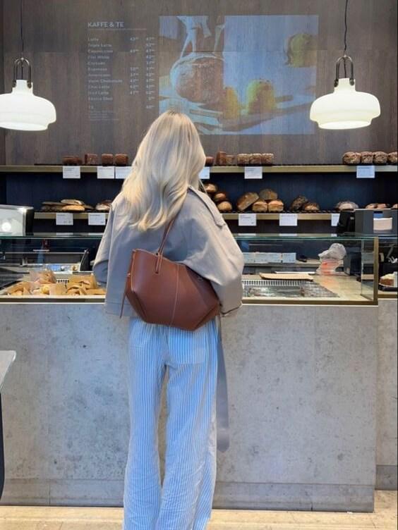 "Vintage leren tote bag voor dames met elegant design en ruime opbergruimte, perfect voor elke gelegenheid."