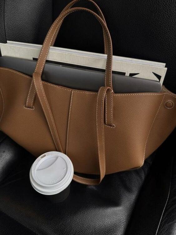 "Vintage leren tote bag voor dames met elegant design en ruime opbergruimte, perfect voor elke gelegenheid."
