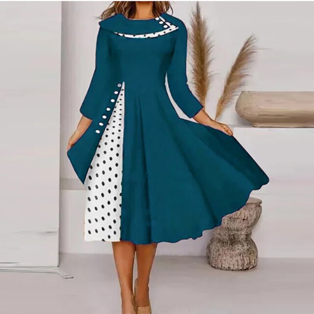 "Vittoria zomerjurk met stippen, elegant design, zachte stof, vrouwelijke charme, geschikt voor diverse gelegenheden."