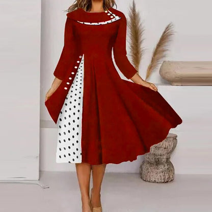 "Vittoria zomerjurk met stippen, elegant design, zachte stof, vrouwelijke charme, geschikt voor diverse gelegenheden."