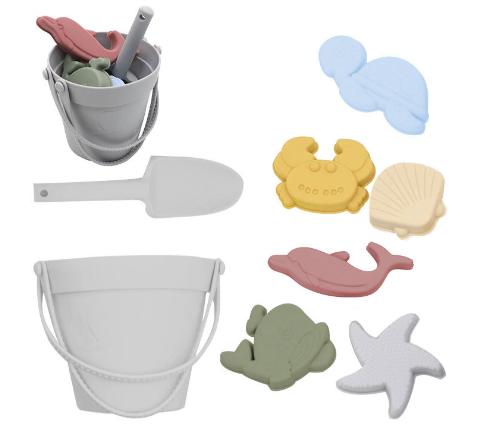 "Vrolijke Silicone Beach Set met emmer en speeltjes in blauwe, gele en groene tinten; veilige, milieuvriendelijke keuze."