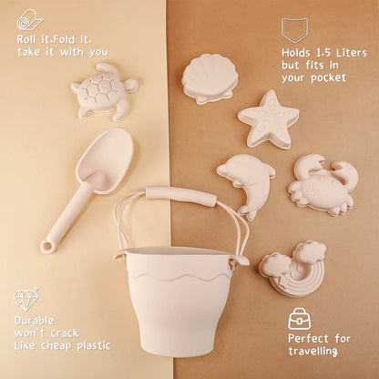 "Vrolijke Silicone Beach Set met emmer en speeltjes in blauwe, gele en groene tinten; veilige, milieuvriendelijke keuze."