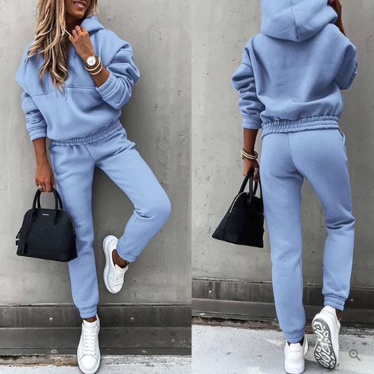 "Vrouw jogging set in blauw, ademend en zacht materiaal, elastische taille, klassieke pasvorm, ideaal voor casual stijl."