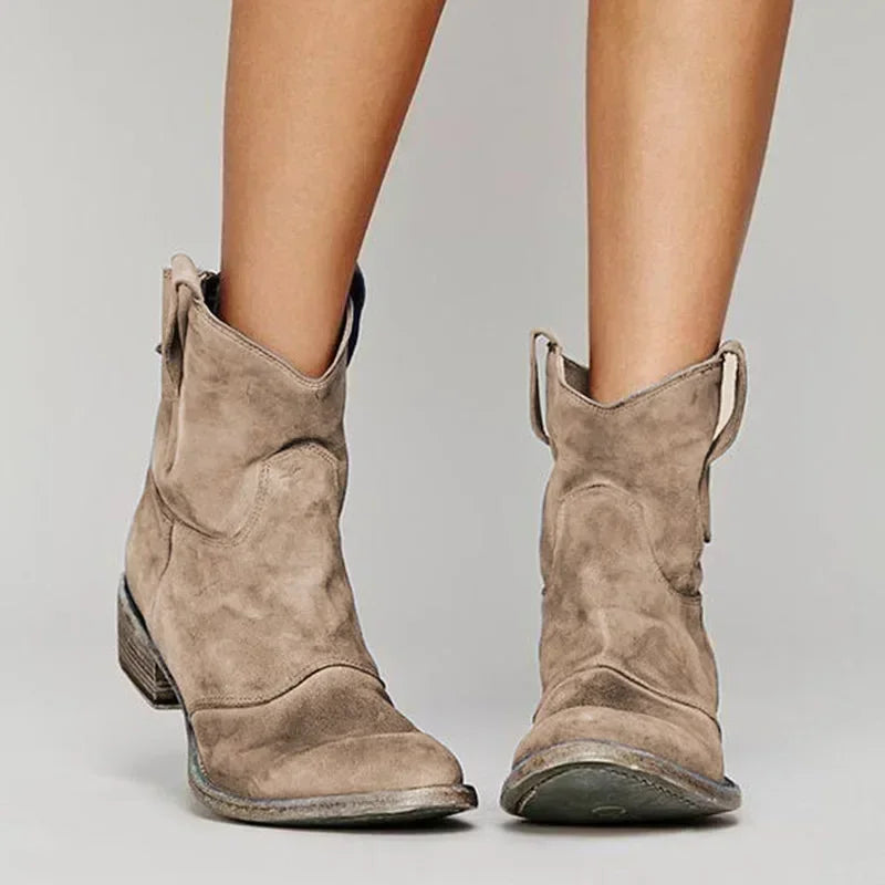 "Vrouwelijke cowboylaarzen Julia, vintage stijl, bruin leer, lage hak, ergonomisch, geschikt voor modieuze gelegenheden."