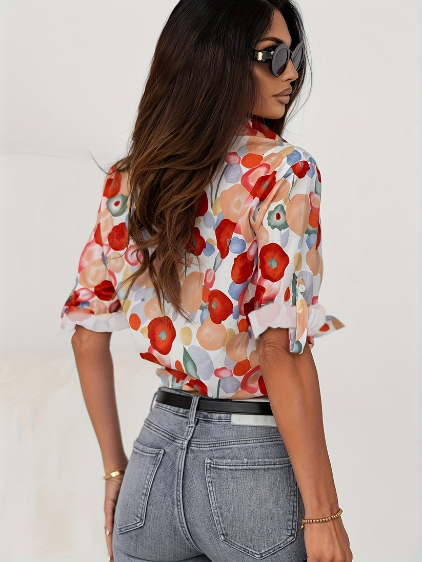 "Vrouwelijke Marisol blouse met bloemenprint en knoopsluiting, ademende stof, perfect voor casual of elegante looks."