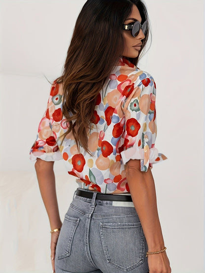 "Vrouwelijke Marisol blouse met bloemenprint en knoopsluiting, ademende stof, perfect voor casual of elegante looks."