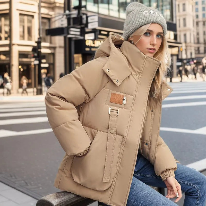 Warme dames pufferjas met dons, katoenvulling en verstelbare capuchon, wind- en waterdicht, elegant voor winterse stijl.