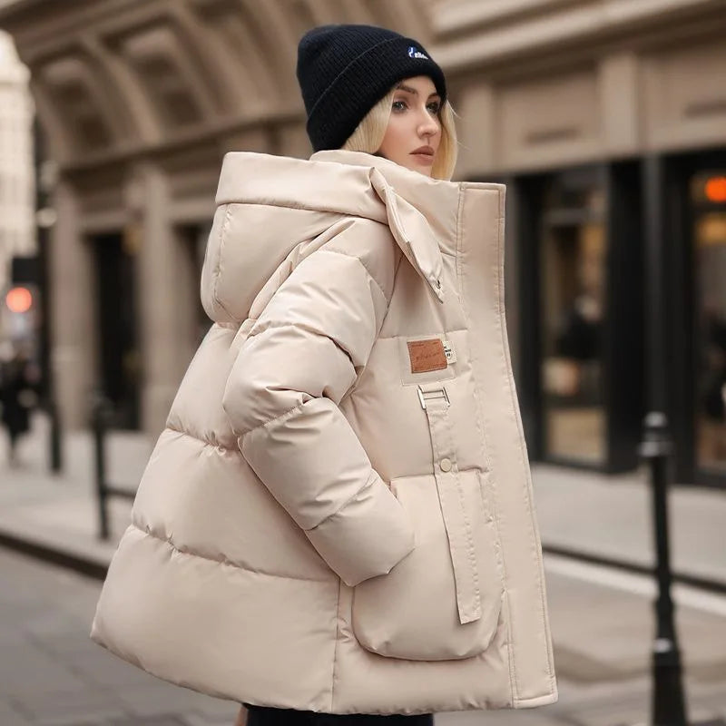 Warme dames pufferjas met dons, katoenvulling en verstelbare capuchon, wind- en waterdicht, elegant voor winterse stijl.
