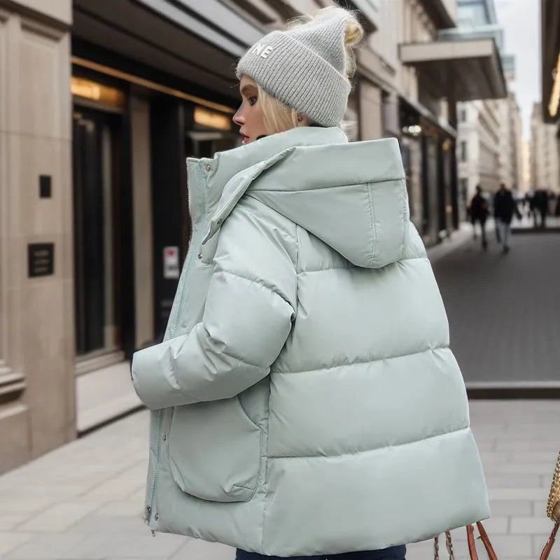 Warme dames pufferjas met dons, katoenvulling en verstelbare capuchon, wind- en waterdicht, elegant voor winterse stijl.