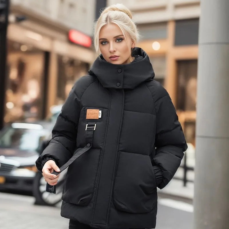 Warme dames pufferjas met dons, katoenvulling en verstelbare capuchon, wind- en waterdicht, elegant voor winterse stijl.