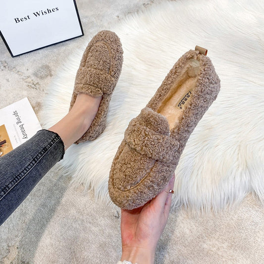 "Warme pluche damespantoffels met antislipzool, crèmekleurig zacht materiaal voor comfort en veiligheid binnenshuis."