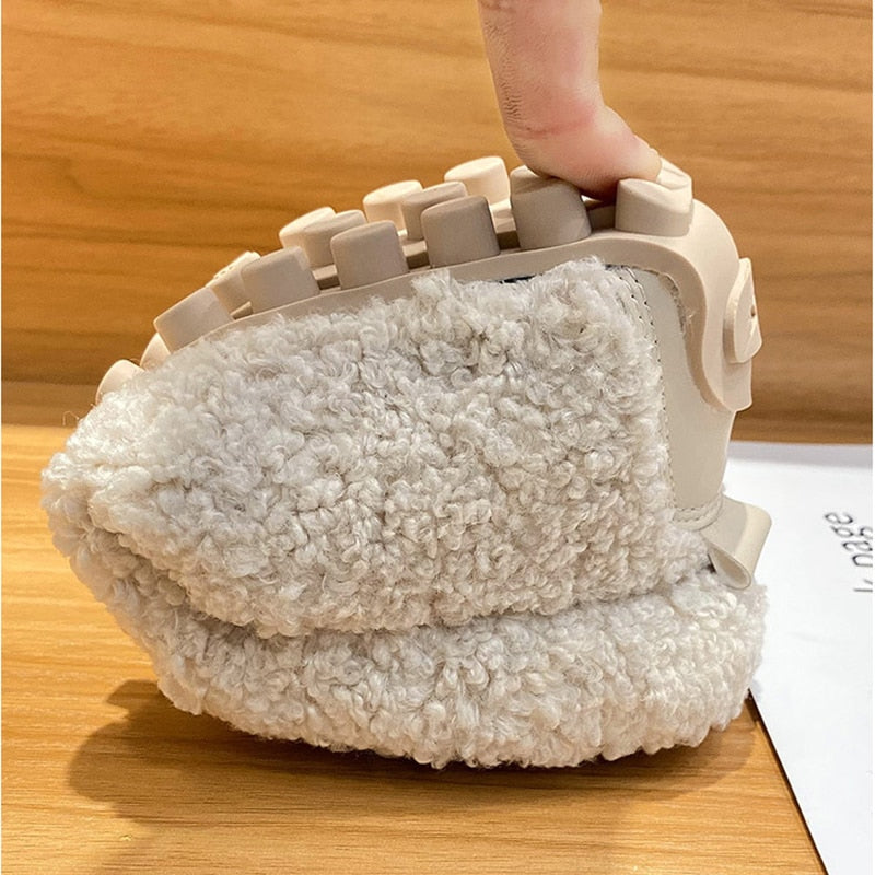 "Warme pluche damespantoffels met antislipzool, crèmekleurig zacht materiaal voor comfort en veiligheid binnenshuis."