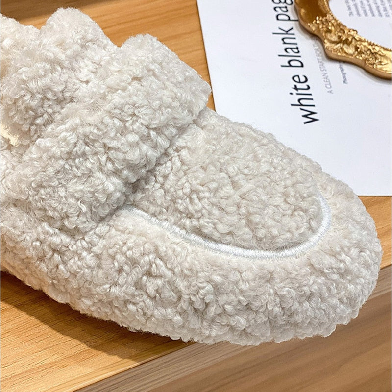 "Warme pluche damespantoffels met antislipzool, crèmekleurig zacht materiaal voor comfort en veiligheid binnenshuis."