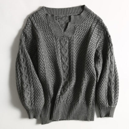 Warme wollen trui voor dames met kabelpatroon, verkrijgbaar in diverse kleuren en maten, perfect voor winterse stijl.