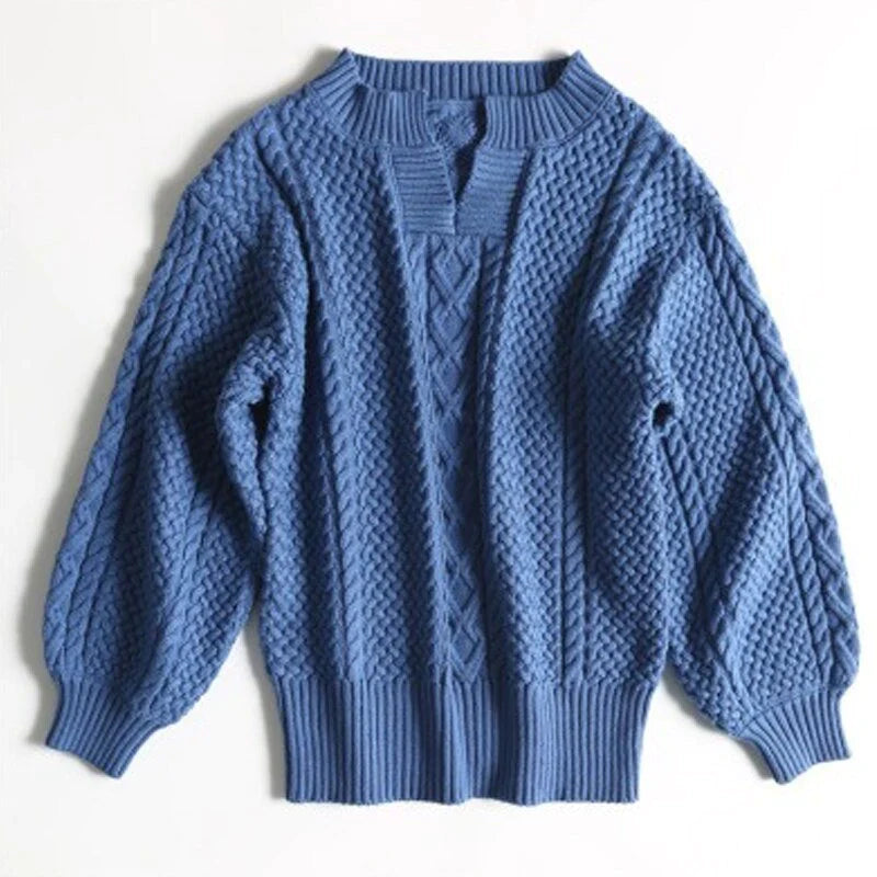 Warme wollen trui voor dames met kabelpatroon, verkrijgbaar in diverse kleuren en maten, perfect voor winterse stijl.