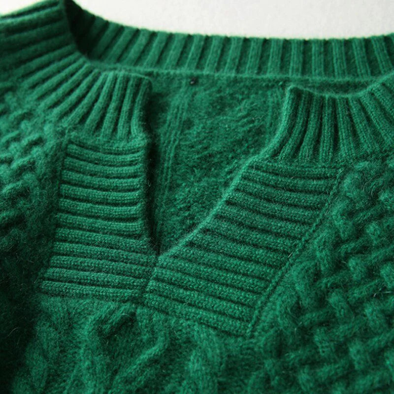 Warme wollen trui voor dames met kabelpatroon, verkrijgbaar in diverse kleuren en maten, perfect voor winterse stijl.