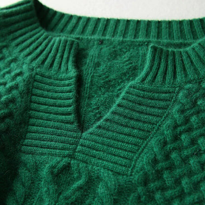 Warme wollen trui voor dames met kabelpatroon, verkrijgbaar in diverse kleuren en maten, perfect voor winterse stijl.