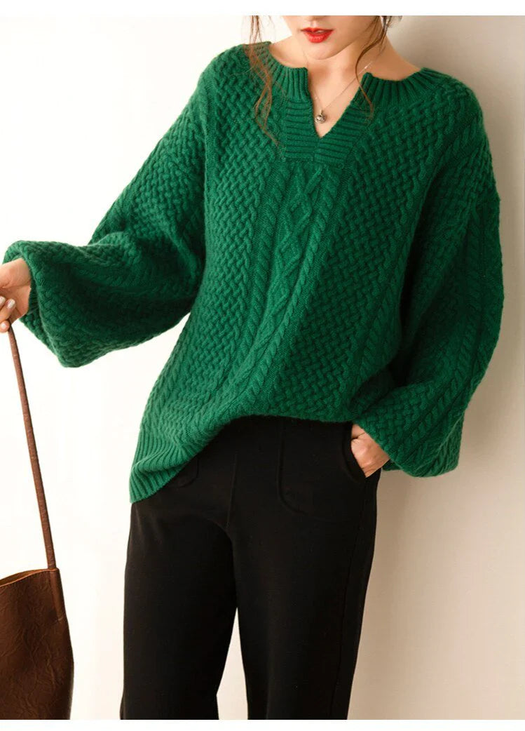 Warme wollen trui voor dames met kabelpatroon, verkrijgbaar in diverse kleuren en maten, perfect voor winterse stijl.