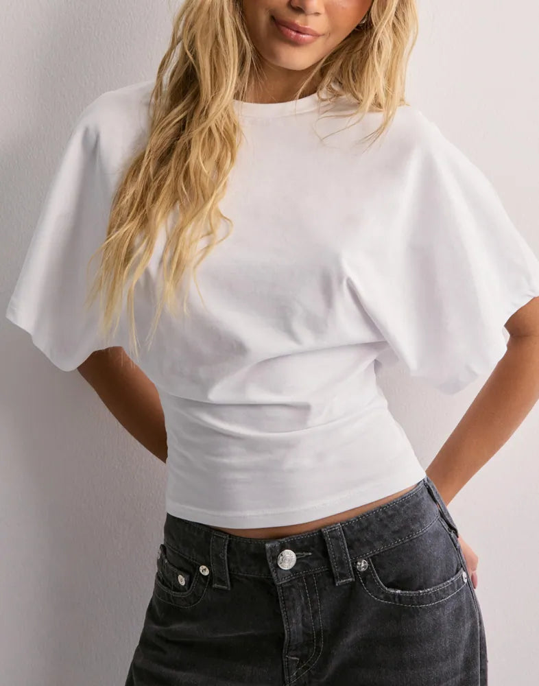"Wijdmouw Amaya T-shirt zachtroze; trendy, comfortabel, vrouwelijk, stijlvolle look; veelzijdig voor elke gelegenheid."