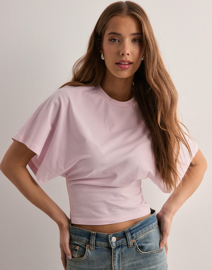 "Wijdmouw Amaya T-shirt zachtroze; trendy, comfortabel, vrouwelijk, stijlvolle look; veelzijdig voor elke gelegenheid."