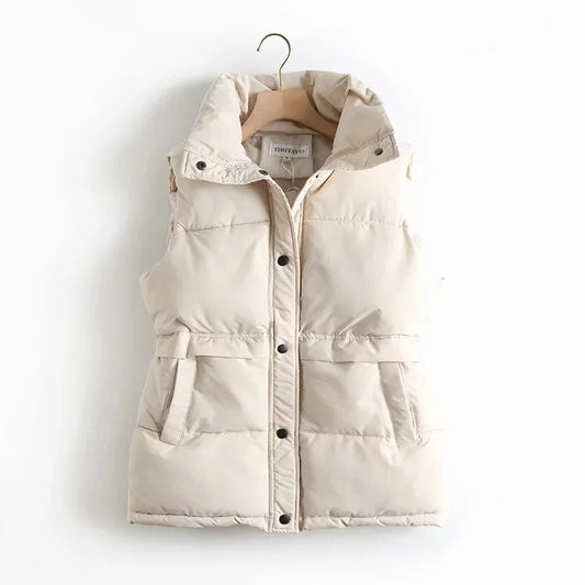 "Winddichte dames bodywarmer wit, lichtgewicht en veelzijdig ontwerp met hoge kraag en praktische zakken vooraanzicht"