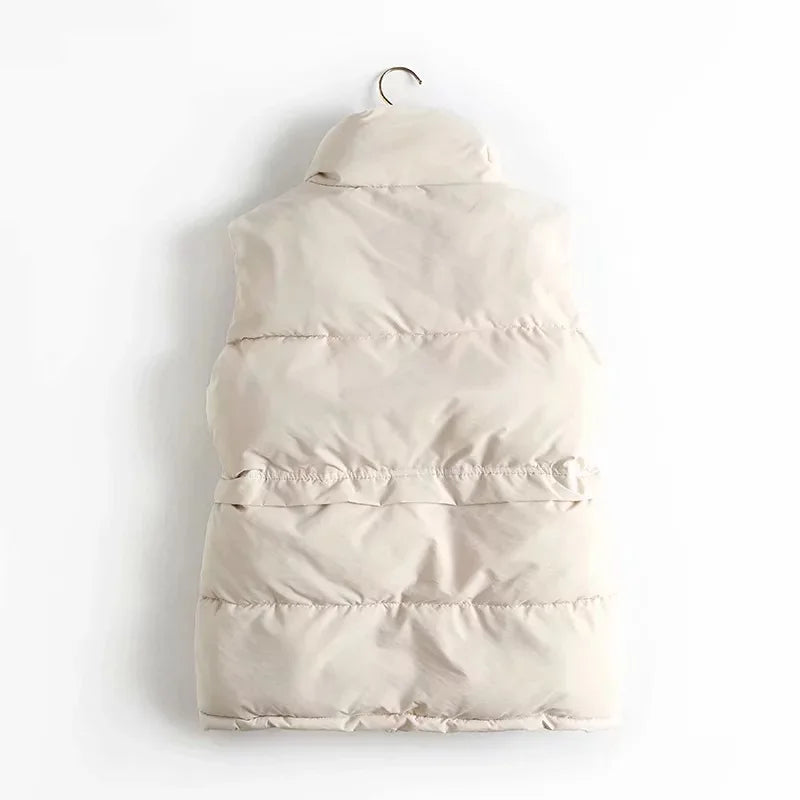 "Winddichte dames bodywarmer wit, lichtgewicht en veelzijdig ontwerp met hoge kraag en praktische zakken vooraanzicht"