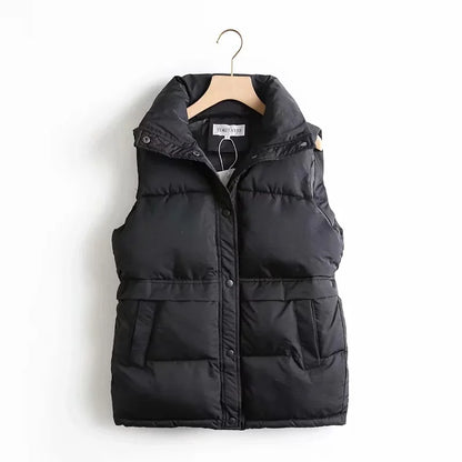 "Winddichte dames bodywarmer wit, lichtgewicht en veelzijdig ontwerp met hoge kraag en praktische zakken vooraanzicht"