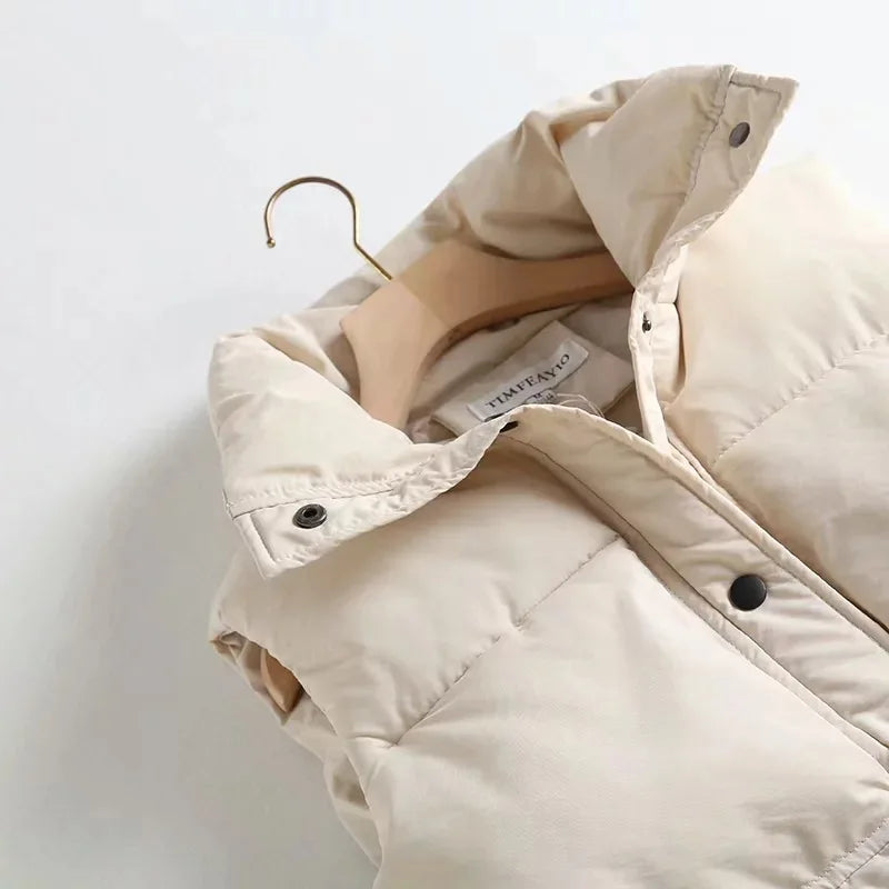 "Winddichte dames bodywarmer wit, lichtgewicht en veelzijdig ontwerp met hoge kraag en praktische zakken vooraanzicht"