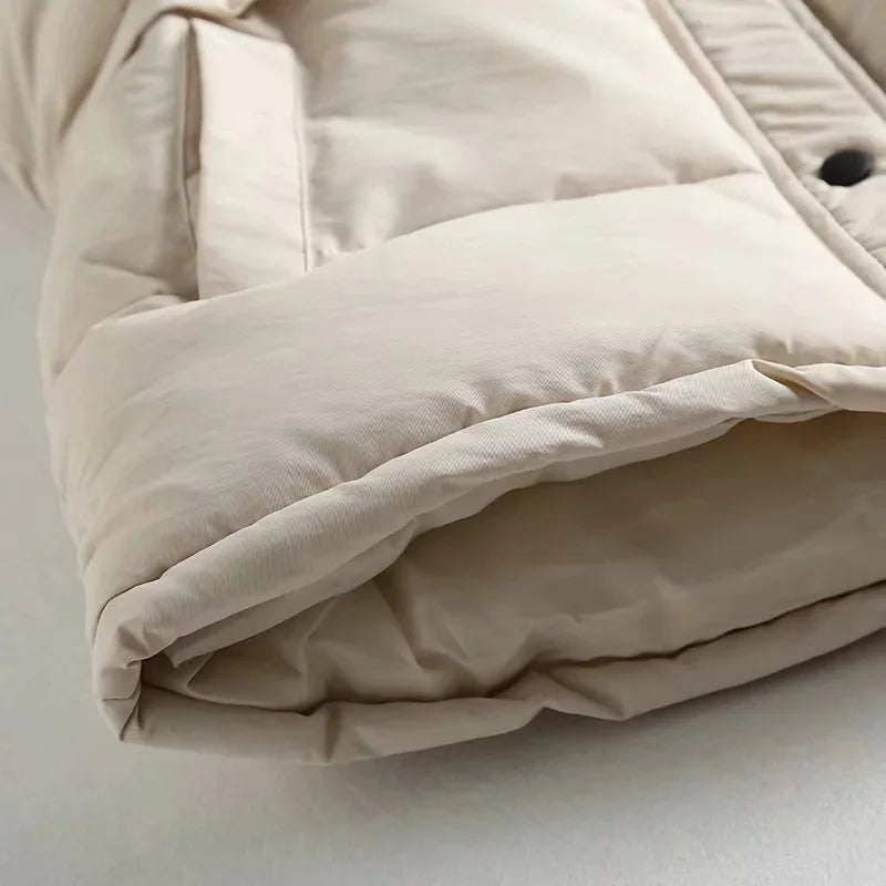 "Winddichte dames bodywarmer wit, lichtgewicht en veelzijdig ontwerp met hoge kraag en praktische zakken vooraanzicht"