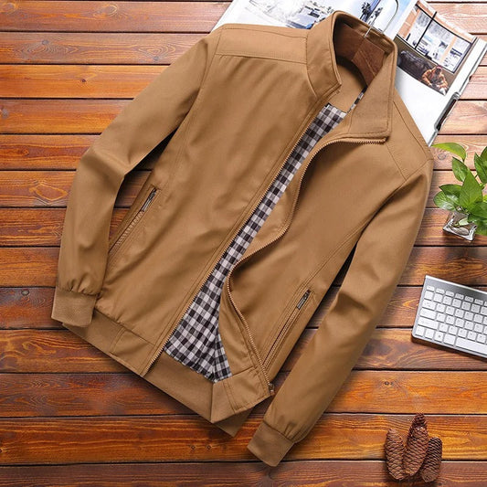 "Winddichte stijlvolle heren zomerjas, khaki kleur, met strakke kraag en hoogwaardige stof voor moderne en functionele look."