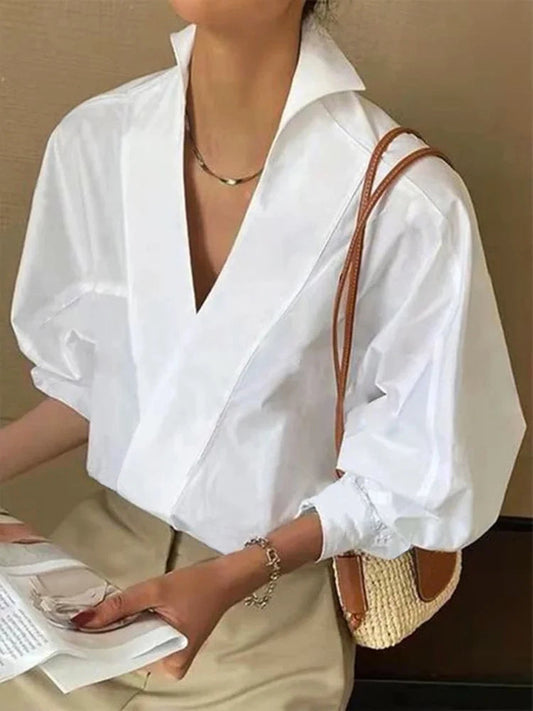 "Witte damesblouse met pofmouwen en V-hals; ademende stof; elegante en comfortabele look, perfect voor lente en zomer."