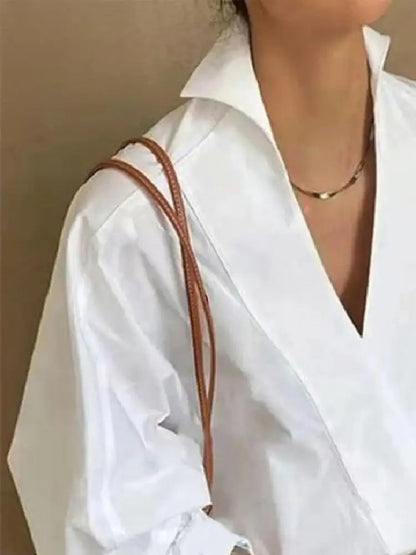 "Witte damesblouse met pofmouwen en V-hals; ademende stof; elegante en comfortabele look, perfect voor lente en zomer."