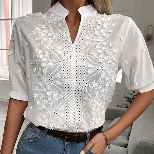 "Witte damesblouse, modieus en veelzijdig, met lange mouwen en tijdloze elegantie, geschikt voor elke gelegenheid."