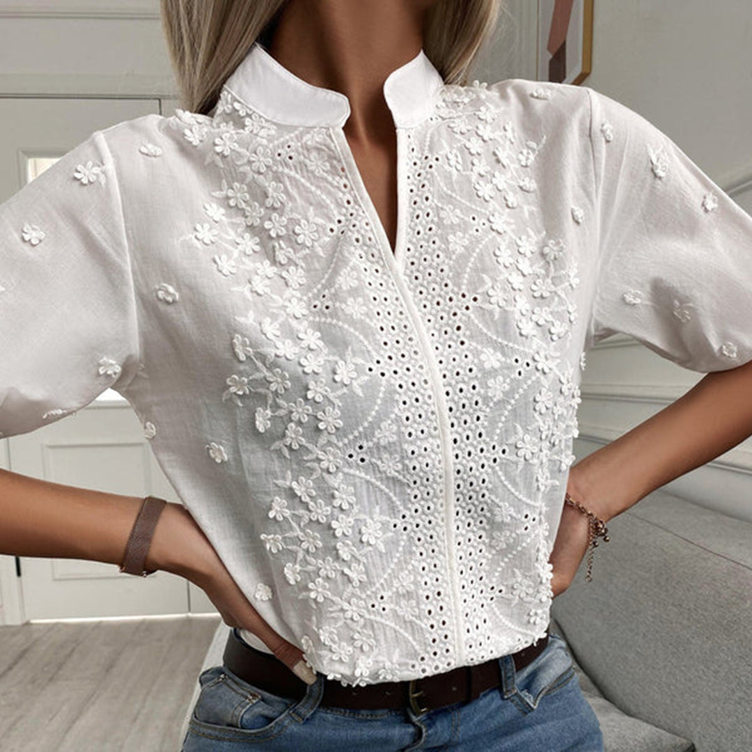 "Witte damesblouse, modieus en veelzijdig, met lange mouwen en tijdloze elegantie, geschikt voor elke gelegenheid."
