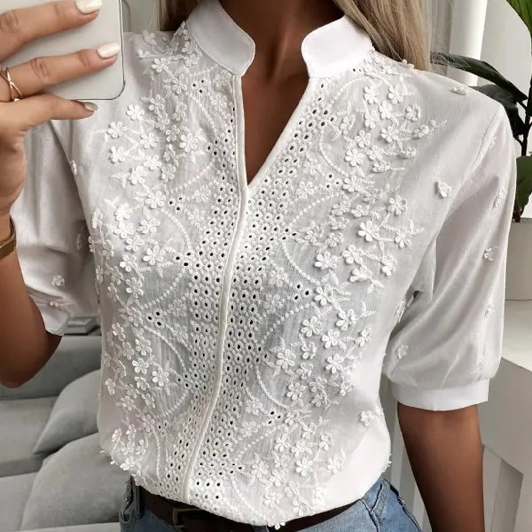 "Witte damesblouse, modieus en veelzijdig, met lange mouwen en tijdloze elegantie, geschikt voor elke gelegenheid."