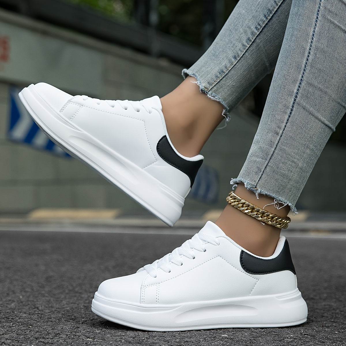 Witte lederen dames sneakers met orthopedische zolen, stijlvol ontwerp en demping voor comfort en veelzijdigheid.