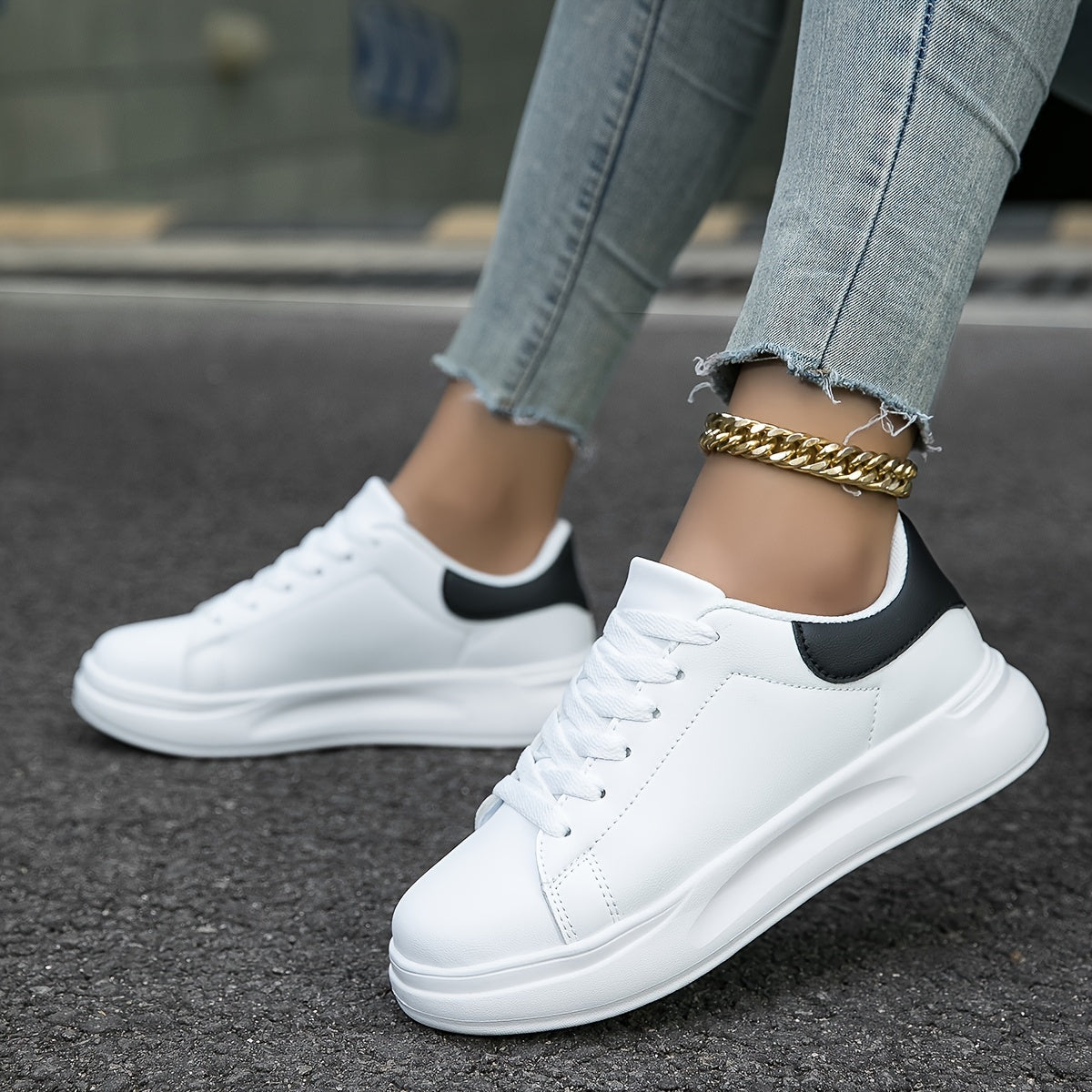 Witte lederen dames sneakers met orthopedische zolen, stijlvol ontwerp en demping voor comfort en veelzijdigheid.