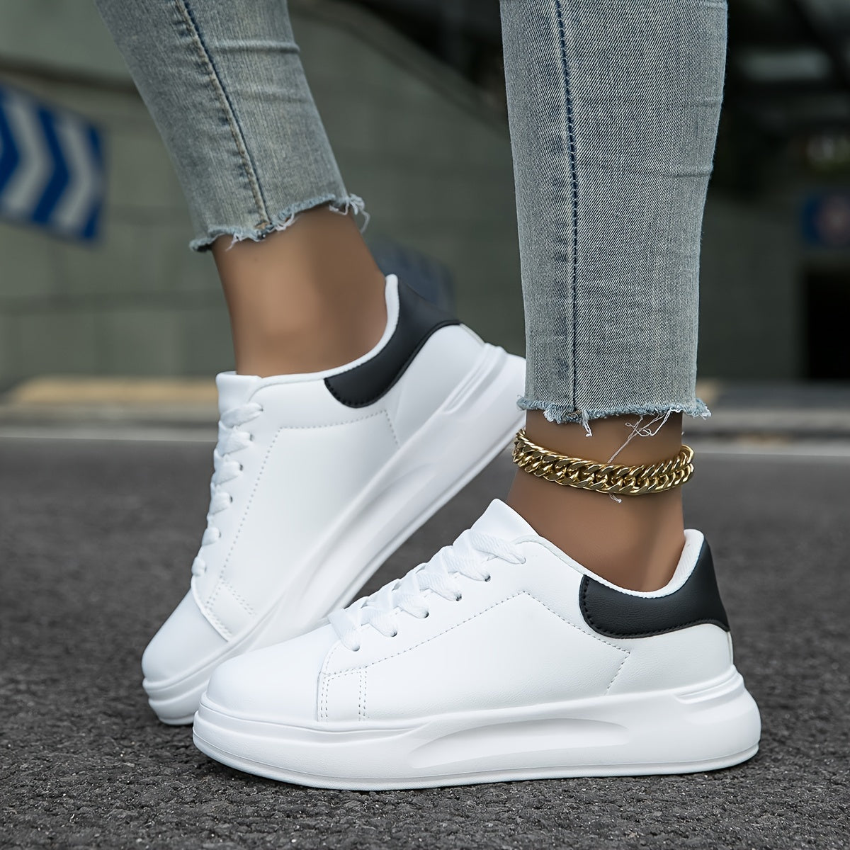 Witte lederen dames sneakers met orthopedische zolen, stijlvol ontwerp en demping voor comfort en veelzijdigheid.