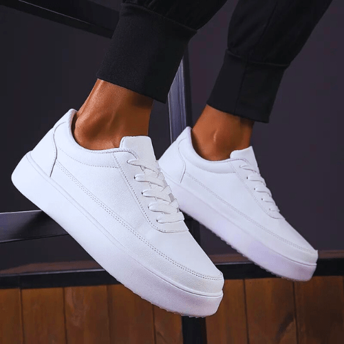 "Witte orthopedische sneakers voor heren, bieden comfort en ondersteuning, met stijlvol en duurzaam ontwerp."