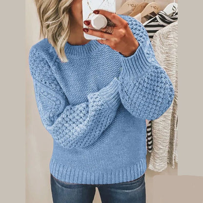 "Zachte gebreide damestrui in neutrale tinten, stijlvol en warm, perfect voor winter. Tijdloos design."