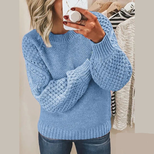 "Zachte gebreide damestrui in neutrale tinten, stijlvol en warm, perfect voor winter. Tijdloos design."