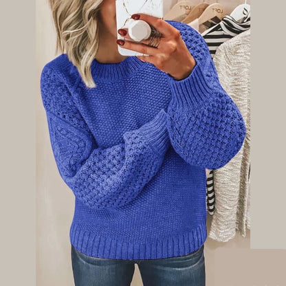 "Zachte gebreide damestrui in neutrale tinten, stijlvol en warm, perfect voor winter. Tijdloos design."