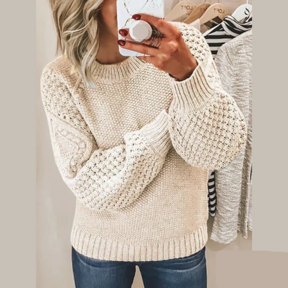 "Zachte gebreide damestrui in neutrale tinten, stijlvol en warm, perfect voor winter. Tijdloos design."