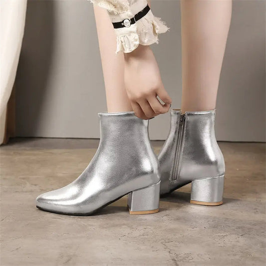 "Zilveren dames enkellaarsjes met glanzende metallic afwerking, enkelhoogte, geschikt voor casual en elegante outfits."