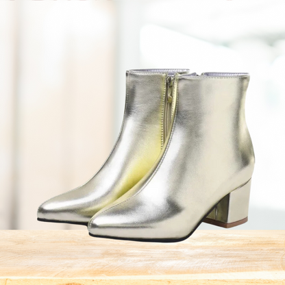 "Zilveren dames enkellaarsjes met glanzende metallic afwerking, enkelhoogte, geschikt voor casual en elegante outfits."