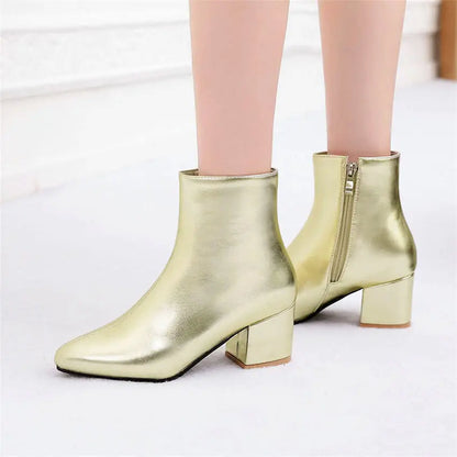 "Zilveren dames enkellaarsjes met glanzende metallic afwerking, enkelhoogte, geschikt voor casual en elegante outfits."