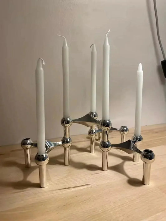 "Zilveren Nordic moleculaire kaarsenhouder, modern design met elegante metalen structuur voor stijlvolle interieurdecoratie."