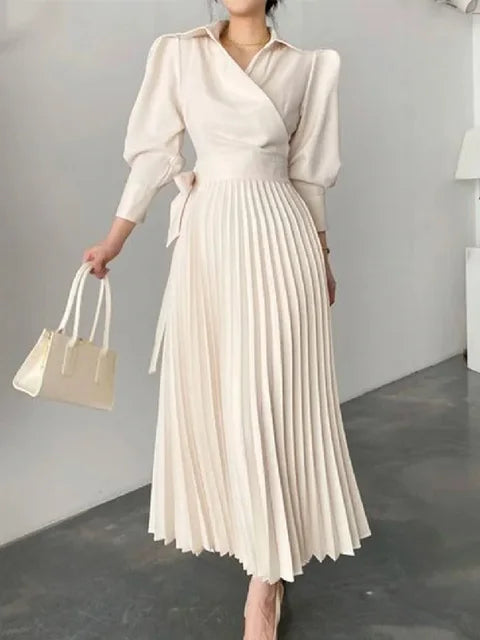 Zomerse A-lijn maxi jurk met plooien en lapel kraag, luchtige pasvorm, perfect voor elke gelegenheid en zomerse flair.