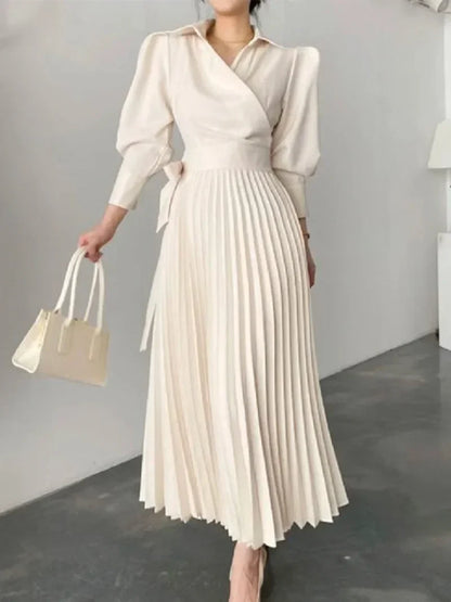 Zomerse A-lijn maxi jurk met plooien en lapel kraag, luchtige pasvorm, perfect voor elke gelegenheid en zomerse flair.